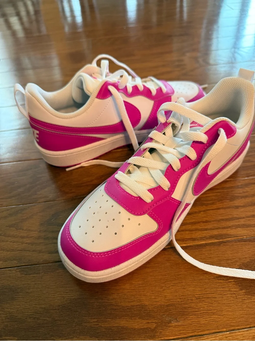 Brand NEW Nike 5.5Y Low-Top Sneakers in White and Bright Pink
